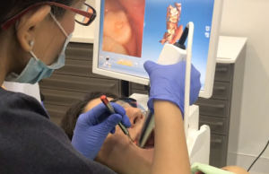 Escaner bucal de dentista en paciente en clínica de Dubai